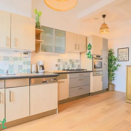 La Porte Verte, Superbe Triplex 16p